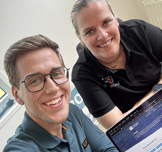 Rob Lammerts met klant Annemarie Peters van Vast en Goed bij de oplevering van haar nieuwe website