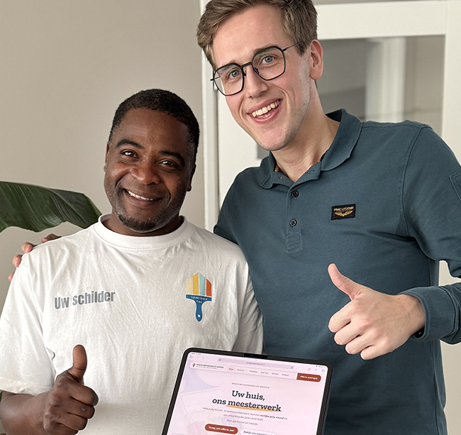Rob Lammerts met klant Patrick Rollings van Schildersbedrijf Erpro bij de oplevering van zijn nieuwe website